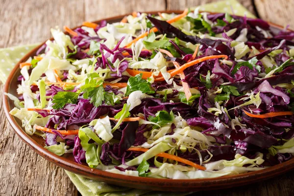 Dieet Thuis Eten Salade Van Witte Rode Kool Met Wortelen — Stockfoto