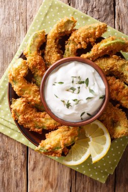 Baharatlı sos ve limon yakın bir plaka üzerinde çekim ekmekli panko içinde kızarmış avokado. Abov gelen dikey üstten görünüm