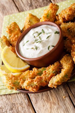 Baharatlı sos ve limon yakın bir plaka üzerinde çekim ekmekli panko içinde kızarmış avokado. Vertica