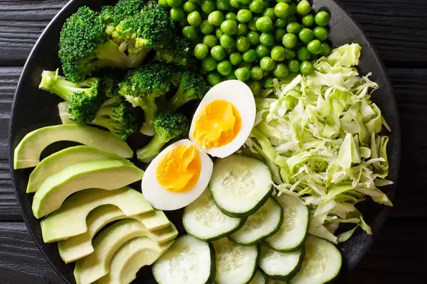 Colore Dieta Verde Delizioso Avocado Fresco Piselli Cavoli Cetrioli Uova — Foto Stock