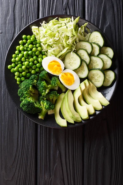 Deliciosa Ensalada Verde Aguacate Fresco Guisantes Col Pepino Huevos Brócoli — Foto de Stock
