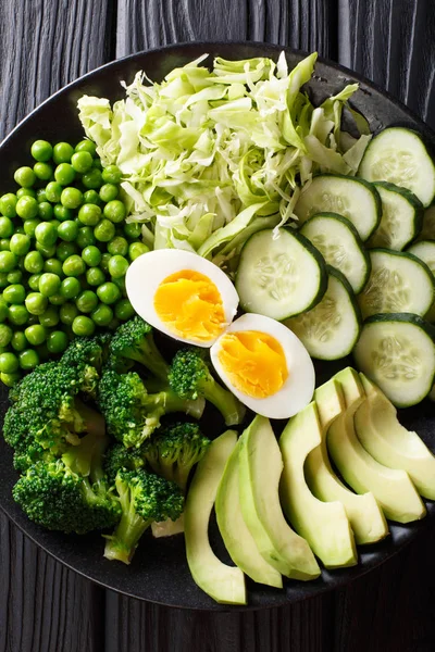 颜色绿色饮食 美味的新鲜鳄梨 卷心菜 鸡蛋和花椰菜特写在盘子上 Abov 垂直顶部视图 — 图库照片