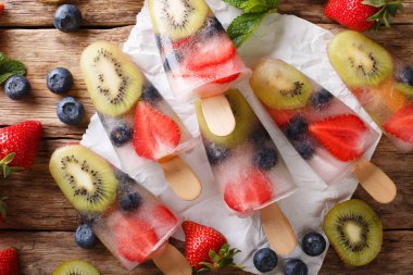 Doğal berry meyve buz taze çilek, yaban mersini ve Kivi Meyve yakın çekim masanın üzerinde. abov üzerinden yatay üstten görünüm