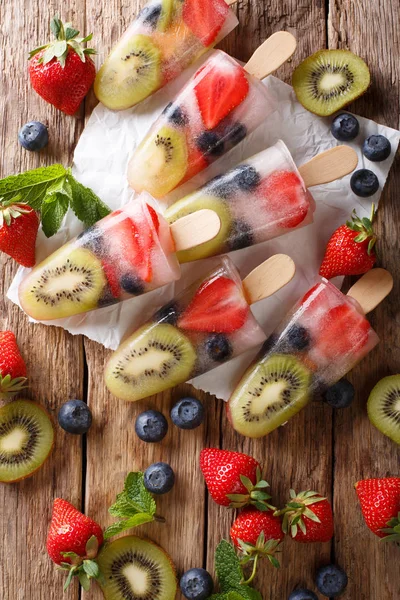 新鲜水果冰棒冰棍与浆果 水果薄荷在木质背景宏 Abov 垂直顶部视图 — 图库照片