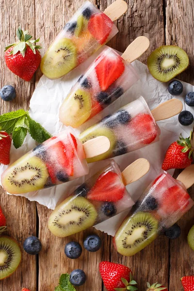 Gelo Natural Frutas Silvestres Com Morangos Frescos Mirtilos Kiwi Close — Fotografia de Stock