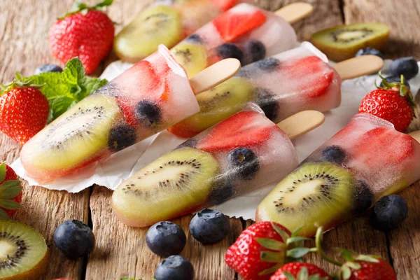 Δροσιστικό Φρούτο Popsicle Καραμέλες Μούρα Φρούτα Μέντα Ξύλινο Υπόβαθρο Μακροεντολή — Φωτογραφία Αρχείου