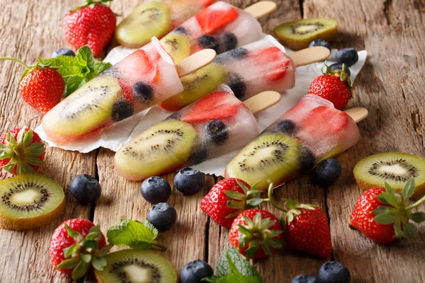Κατεψυγμένα Φράουλα Ακτινίδιο Βατόμουρα Νερό Popsicles Φράζω Ραβδί Έναν Πίνακα — Φωτογραφία Αρχείου