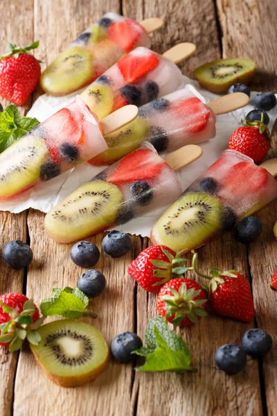 Paletas Frutas Enteras Saludables Con Fresas Kiwi Bayas Primer Plano —  Fotos de Stock