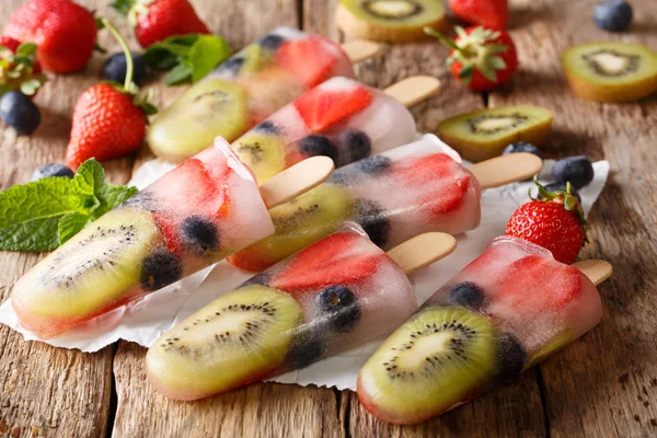 Zumo Congelado Con Fresas Frescas Kiwi Arándanos Primer Plano Palo —  Fotos de Stock