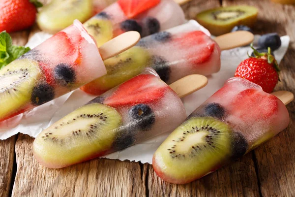Sobremesa Verão Gelo Frutas Com Morangos Frescos Kiwi Mirtilos Close — Fotografia de Stock