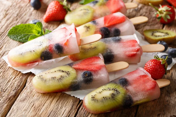 Natürliches Beerenfruchteis Mit Frischen Erdbeeren Blaubeeren Und Kiwi Früchten Großaufnahme — Stockfoto