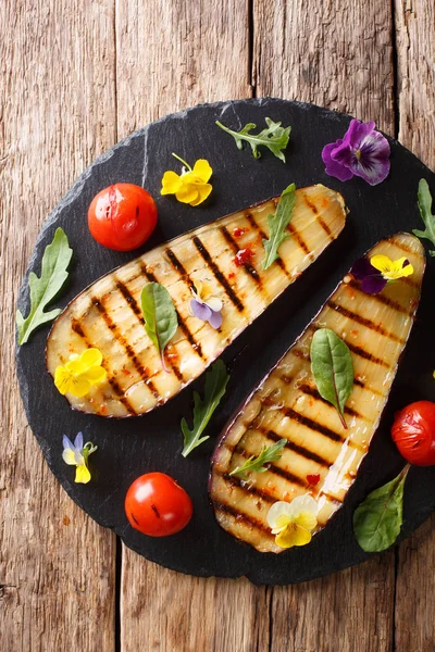 Biologisch Voedsel Gegrilde Aubergine Tomaten Met Kruiden Eetbare Bloemen Close — Stockfoto