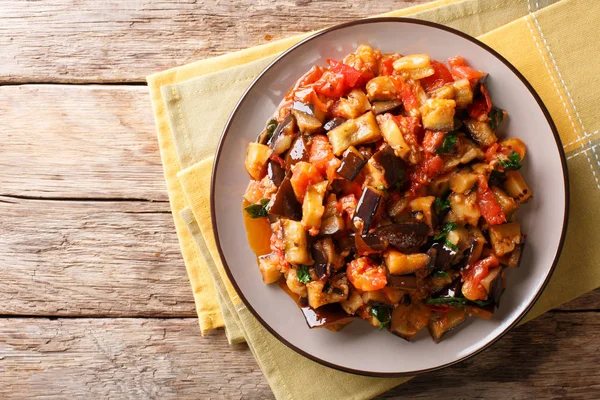 Delicioso Bocadillo Berenjena Frita Tomates Ajo Con Especias Cerca Plato —  Fotos de Stock