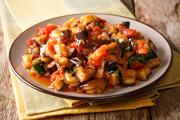 Portion Würzig Gebratene Auberginen Tomaten Und Knoblauch Mit Petersilie Nahaufnahme — Stockfoto