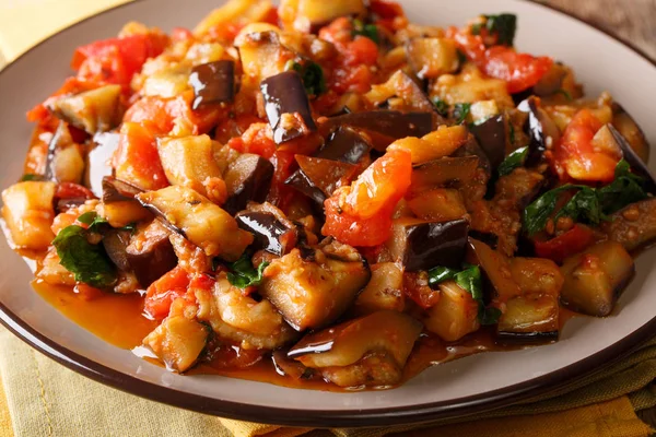 Delicioso Bocadillo Berenjena Frita Tomates Ajo Con Especias Cerca Plato —  Fotos de Stock