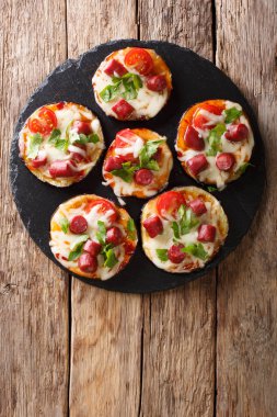 Yaz yiyecek: sıcak patlıcan peynir, domates, sosis ve yakın masaya kayrak bir gemide kadar sos. Abov gelen dikey üstten görünüm