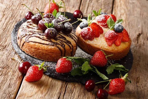 Φυσικό Οργανικό Κέικ Είναι Διακοσμημένα Σοκολάτα Άχνη Ζάχαρη Δυόσμος Φράουλες — Φωτογραφία Αρχείου
