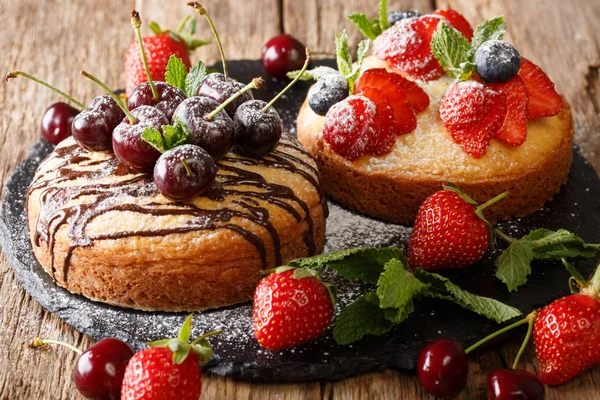 Zomer Fruit Gebak Met Chocolade Munt Aardbeien Kersen Bosbessen Close — Stockfoto