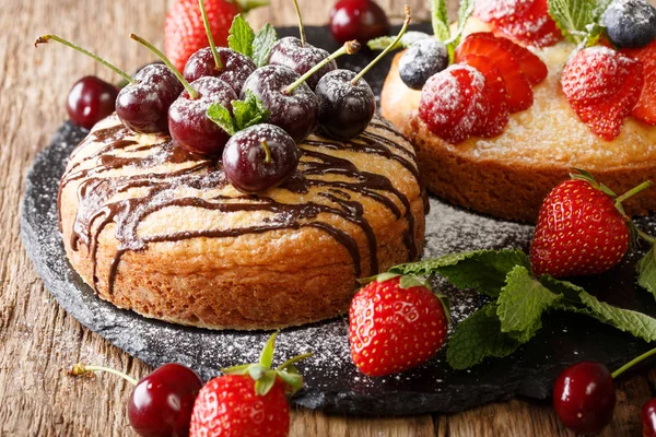 Bolos Sobremesa Com Chocolate Hortelã Morangos Cerejas Mirtilos Cima Mesa — Fotografia de Stock