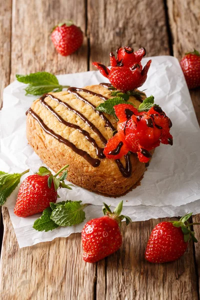 Delicioso Pastel Esponja Forma Corazón Decorado Con Rosas Chocolate Fresa — Foto de Stock