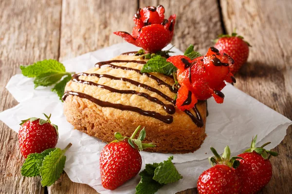 Mini Gâteau Fête Forme Cœur Décoré Roses Chocolat Fraise Gros — Photo