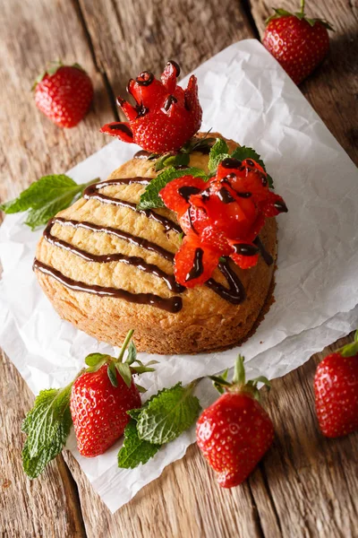 Mooie Taart Vorm Van Hart Versierd Met Chocolade Aardbeien Rozen — Stockfoto