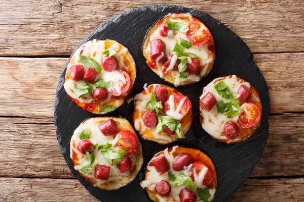 Pizza Berenjenas Horno Con Mozzarella Tomates Salchichas Verduras Cerca Mesa —  Fotos de Stock