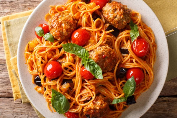 Leckere Traditionelle Nudelspaghetti Mit Frikadellen Auberginen Tomatensauce Großaufnahme Auf Einem — Stockfoto