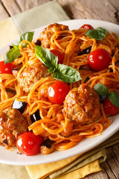 Espaguete Com Bolas Carne Verduras Molho Tomate Close Uma Chapa — Fotografia de Stock