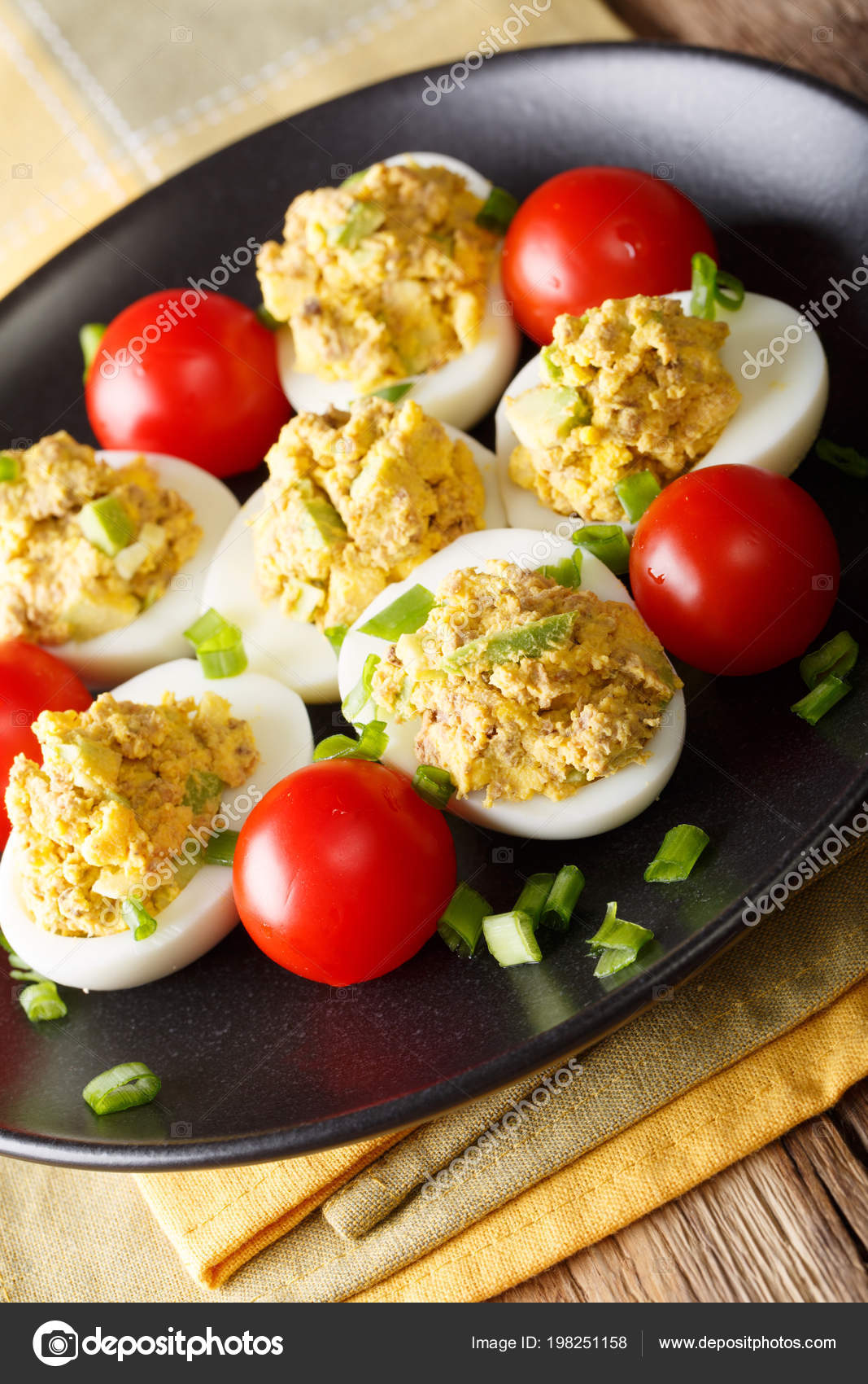 huevos rellenos con atun y tomate huevos rellenos con atun y tomate