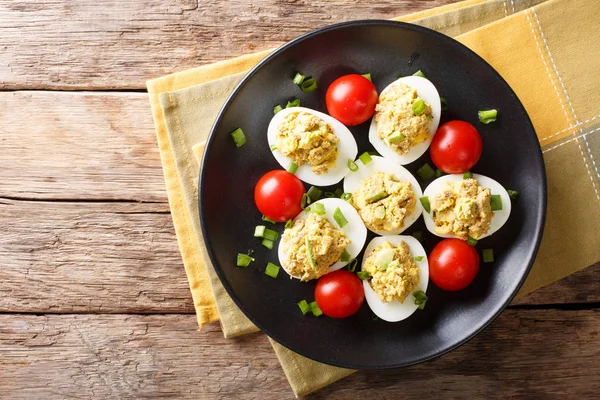 Fyllda Deviled Ägg Med Tonfisk Och Avocado Som Serveras Med — Stockfoto