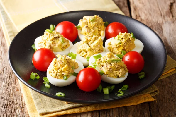 Delicioso Snack Huevos Rellenos Con Atún Aguacate Servido Con Tomates —  Fotos de Stock