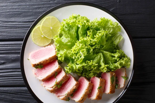 Delicious Sliced Tuna Steak Fried Breading Served Leaf Salad Lime — Stock Photo, Image