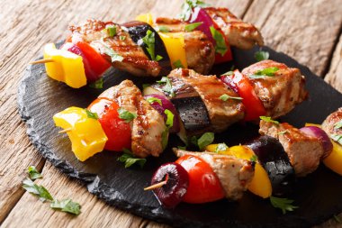 Ev yapımı domuz arduvaz levha closeup masaya servis sebzeli ızgara kebaplar. Horizonta