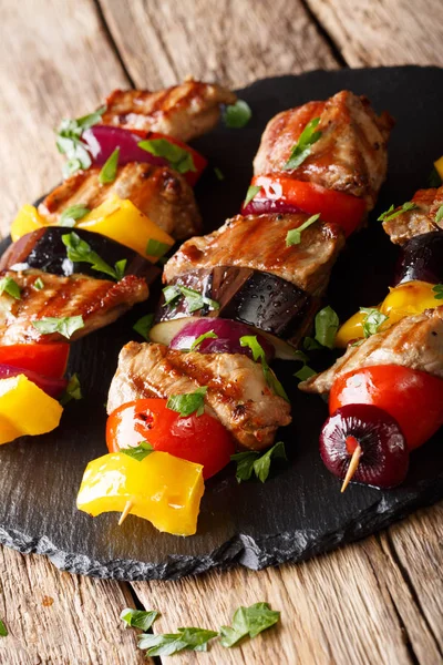 Taze domuz eti şiş bir tabloda kayrak bir tabakta sebze yakın çekim ile hazırlanmış. Vertica