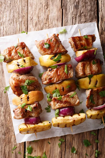 Grilled Pork Kebabs Fresh Apples Red Onions Skewers Close Table — Stock Photo, Image