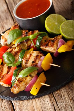 masada ketçap yakın çekim ile baharatlı ızgara tavuk kebap sebze ile servis. Vertica