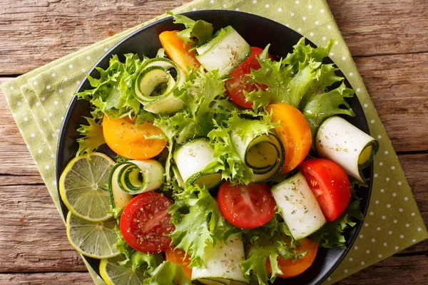 Zomer Salade Van Courgette Tomaten Sla Met Kalk Olijfolie Close — Stockfoto