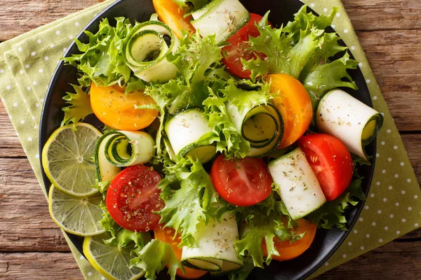 Ensalada Fresca Calabacín Tomates Lechuga Lima Aderezados Con Aceite Oliva —  Fotos de Stock