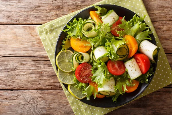 Biologische Salade Van Courgette Tomaten Sla Kalk Gekleed Met Olijfolie — Stockfoto