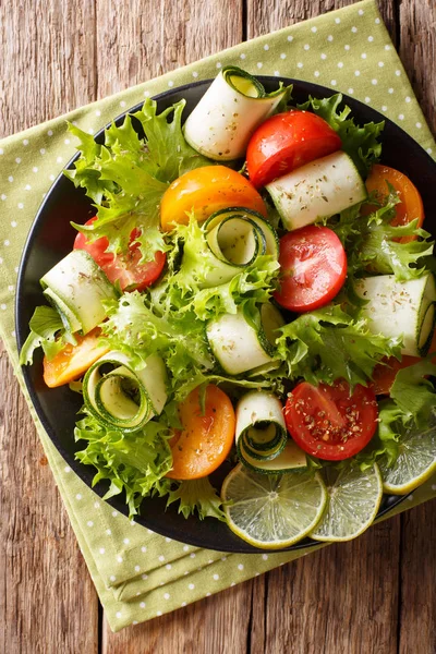 Summer Salad Zucchini Tomatoes Lettuce Lime Olive Oil Close Plate — Stock Photo, Image