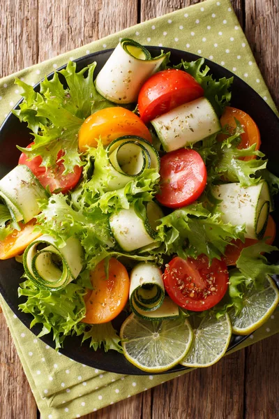 Ensalada Fresca Calabacín Tomates Lechuga Lima Aderezados Con Aceite Oliva — Foto de Stock