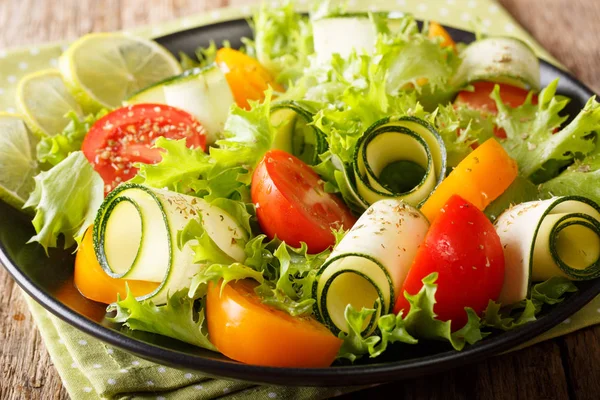 Biologische Salade Van Courgette Tomaten Sla Kalk Gekleed Met Olijfolie — Stockfoto