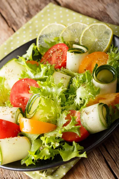 Sommersalat Aus Zucchini Tomaten Salat Mit Limette Und Olivenöl Großaufnahme — Stockfoto