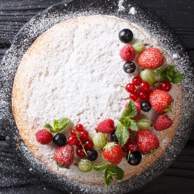 Victoria sandviç kek taze yaz meyveleri ve nane çelenk yakın tablo şeklinde süslenmiş. abov üzerinden üstten görünüm