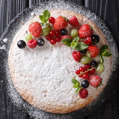 Lezzetli çıplak sandviç pasta süslü taze yaz meyveleri ve nane closeup bir tablo ile dekore edilmiştir. abov üzerinden üstten görünüm