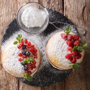 Victoria çıplak pasta siyah frenk üzümü ve Frenk üzümü ve nane closeup tablo ile dekore edilmiştir. abov üzerinden üstten görünüm