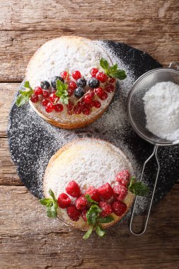 Lezzetli sandviç Victoria kek siyah ve kırmızı kuş üzümü, ahududu ve nane closeup masanın üzerinde. abov gelen dikey üstten görünüm