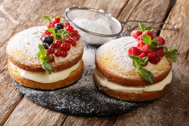 Ev yapımı sandviç Victoria kek taze meyveleri ve nane closeup bir tablo. Horizonta