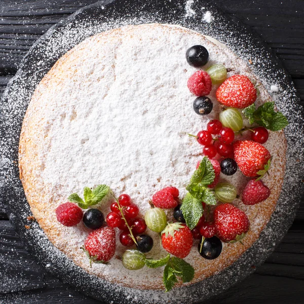 Victoria sandviç kek taze yaz meyveleri ve nane çelenk yakın tablo şeklinde süslenmiş. abov üzerinden üstten görünüm